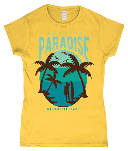 Surfing Paradise California Beach - T-shirt ajusté en fil filé à anneaux pour femme Gildan SoftStyle®