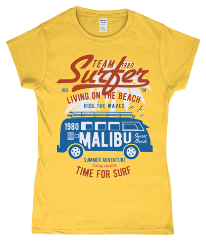 Team Surfer 1980 - T-shirt ajusté en fil filé à anneaux pour femme Gildan SoftStyle®