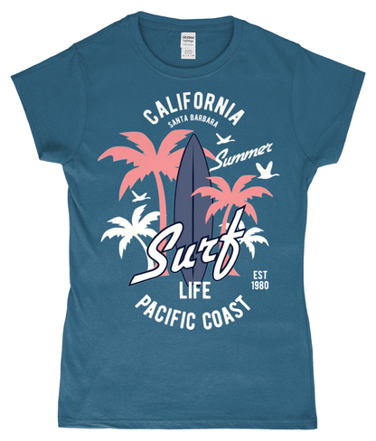 California Surf - Gildan SoftStyle® tailliertes ringgesponnenes T-Shirt für Damen